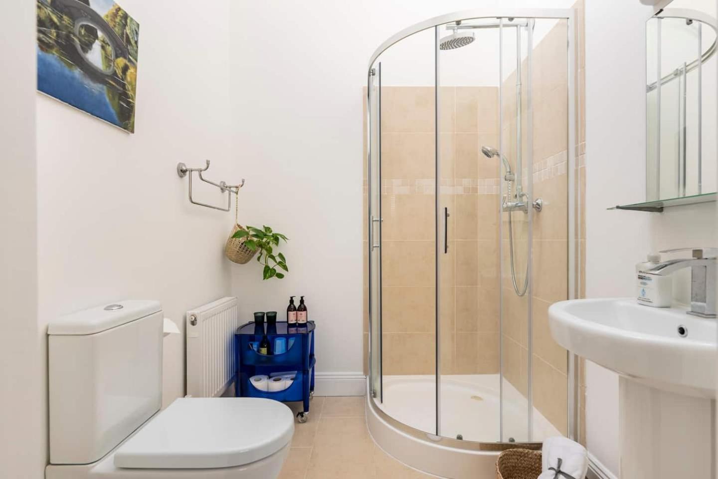 King Bedroom En-suit Bathroom, Easy To Centre Homestay